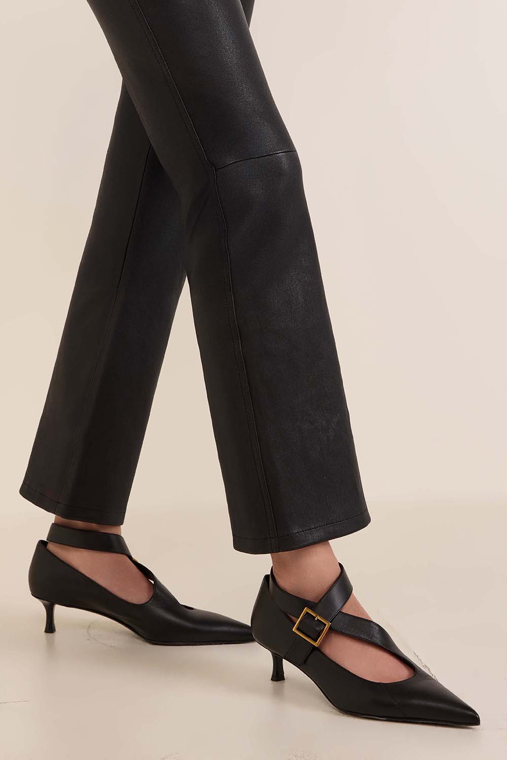 תמונת כל הלוק של נעלי עקב